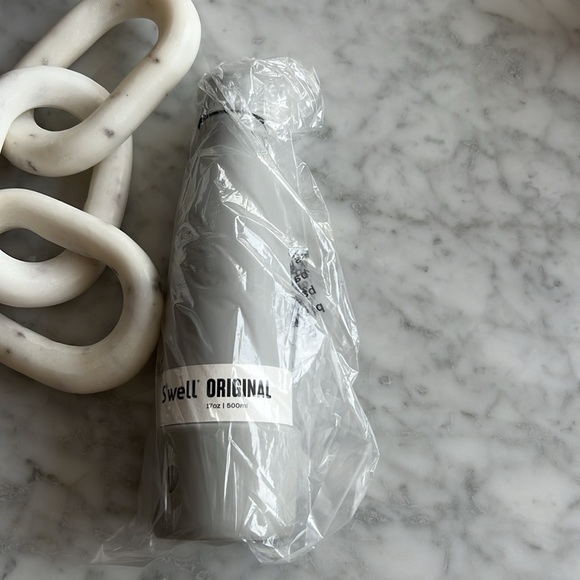 S’well Monochrome Gray Matte Bottle
17oz Original Bottle with Bumper - Picture 5 of 5